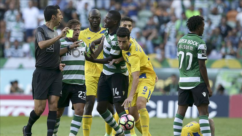 Tiago Martins visado pelos jogadores do FC Porto em Alvalade. Foto: Manuel de Almeida/Lusa