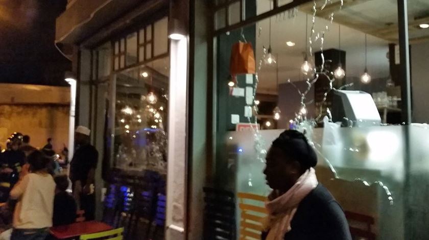 Uma das primeiras imagens dos vários ataques em Paris mostra o impacto do tiroteio num restaurante cambodjano