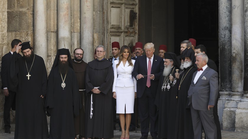 Presidente dos EUA voou de helicóptero para Jerusalém. Dirigiu-se depois ao Santo Sepulcro, que a tradição cristã situa como o local da crucificação, enterro e ressurreição de Cristo. Visitou o local acompanhado de representantes das igrejas ortodoxa grega, arménia e católica. Foto: Ronen Zvulun/EPA