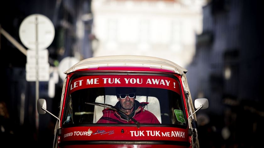 turismo turistas tuk tuk - lisboa - Foto Joana Bourgard RR