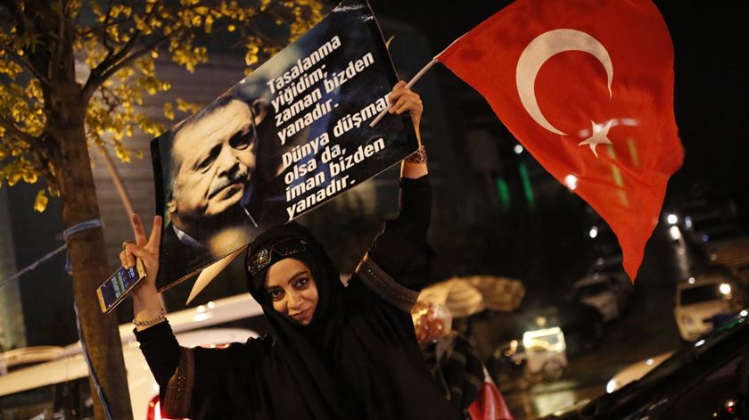 Turquia, apoiante de Erdogan no referendo, reforço dos poderes presidenciais (16/04/17) Foto: Tumay Berkin/EPA