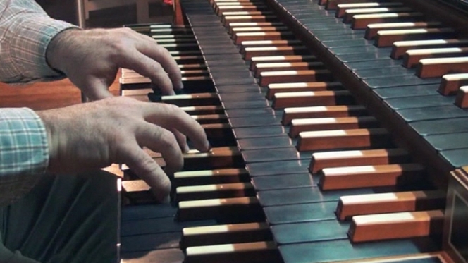 O som que enche os templos