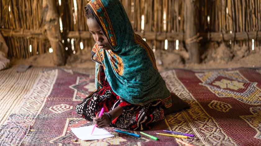 Menina refugiada que ficou sem braço num ataque bombista. Foto: Bahaji/UNICEF