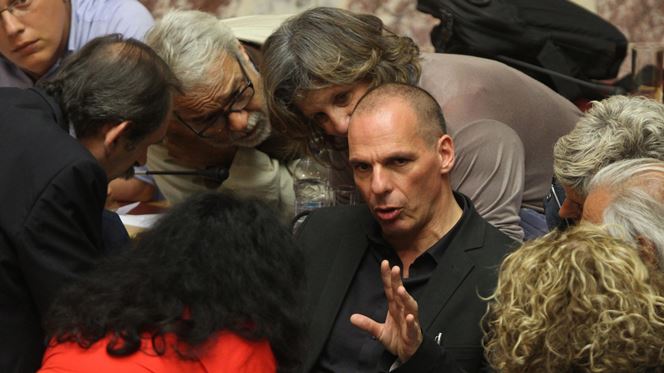 Povo grego vai decidir. Parlamento vota sim ao referendo Povo grego vai decidir. Parlamento vota sim ao referendo