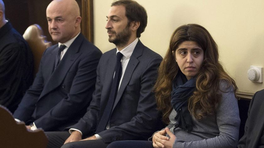 Gianluigi Nuzzi, Emiliano Fittipaldi e Francesca Chaouqui em tribunal. Foto: L'Osservatore Romano/EPA (arquivo)