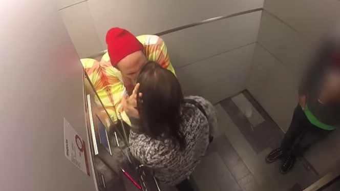 Como reagiria se visse violência sobre uma mulher num elevador? A maioria fica indiferente