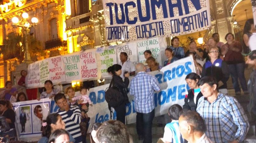 Manifestantes pedem justiça pela morte do padre Viroche, na Argentina. Foto: Twitter
