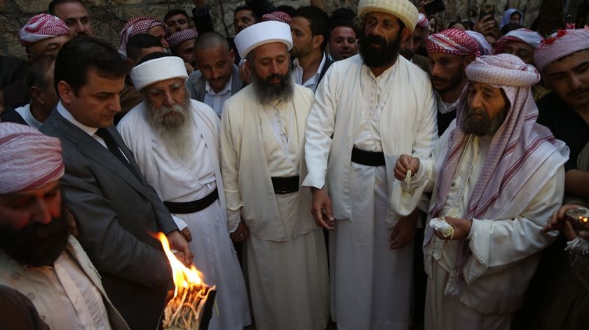 Homens da comunidade yazidi numa celebração no Iraque, em tempos pré-pandémicos. Foto: Gailan Haji/EPA